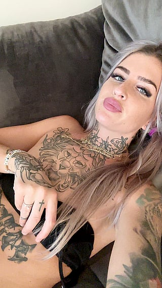 Horny Tattooed Chick Seeking Daddy'