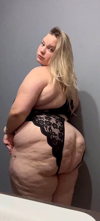 Thicc BBW Shows Off Her Big Ass and Thick Thighs'