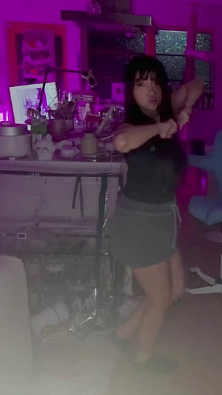 Aria's Legs Just Dance: Vietnamese Edition'
