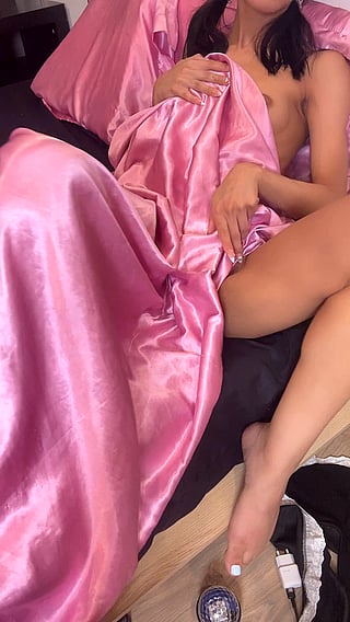 Sending Nudes: Asian Teen Pussy & Tits'