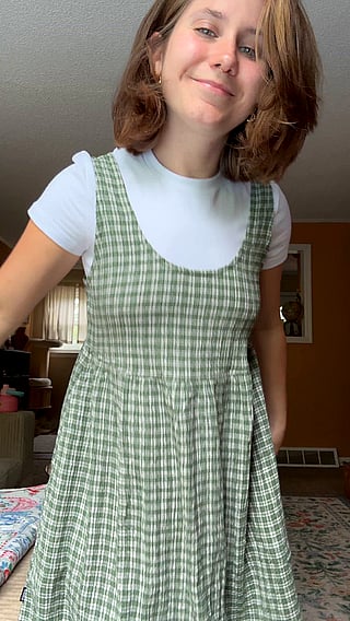 Busty Babe in Green Dress Ready for Picnic Date'