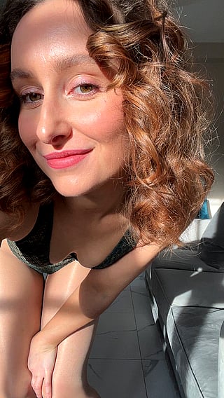 British Babe's Distraction: Smiling at the Camera'