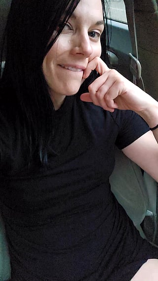 Goth MILF Flashing Pussy in Car Before Work'