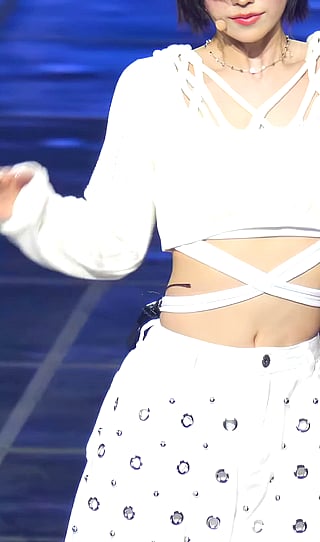 Itzy Yeji's Boobs and Cleavage: A Sexy Kpop Performance'