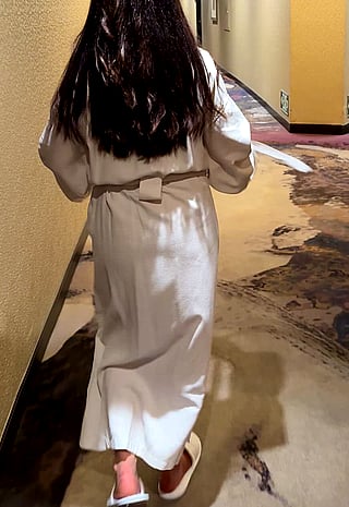Flashing Tits in a Hallway: A Public Amateur Moment'