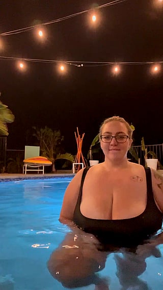 Big Tits BBW MILF Loves Naked Swimming'