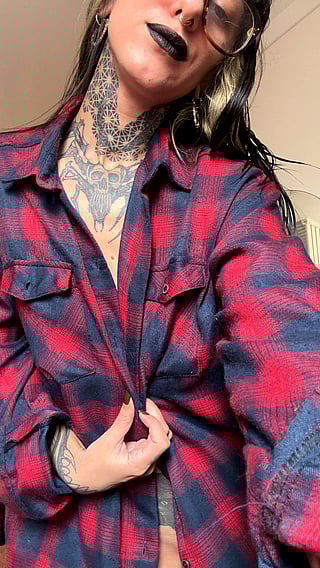 Kiss the Tattooed, Nude, and Petite: A Homemade Amateur Video'