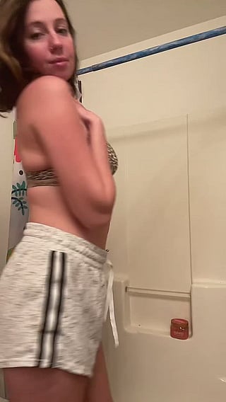 Rat Me Out: Teen OnlyFans Star Shows Off Her Goods'