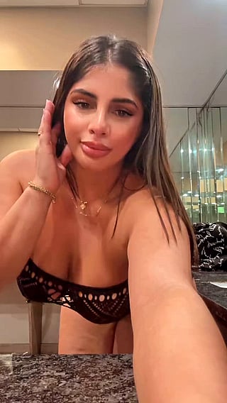 Big Tits, Fishnet, Huge Ass: Latina Stripper Twerking'