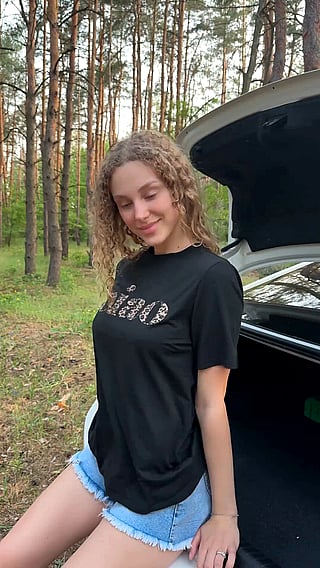 Woodsy Nude Adventure: OnlyFans Teen Explores Nature'