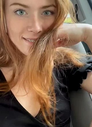 Sexy redhead shows her tits'