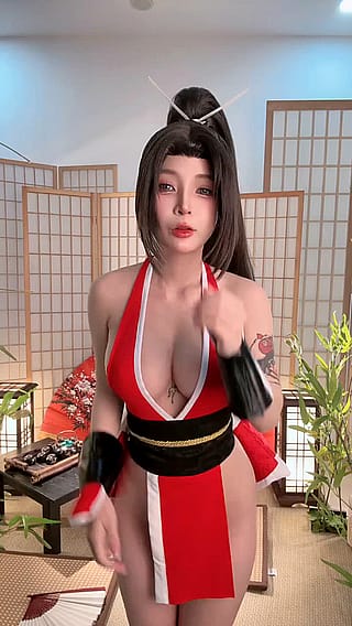 Mai Shiranui trying some new dance o.o'