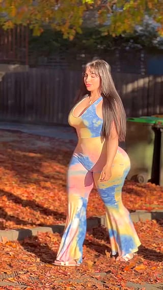 Big booty arab woman on a casual stroll'